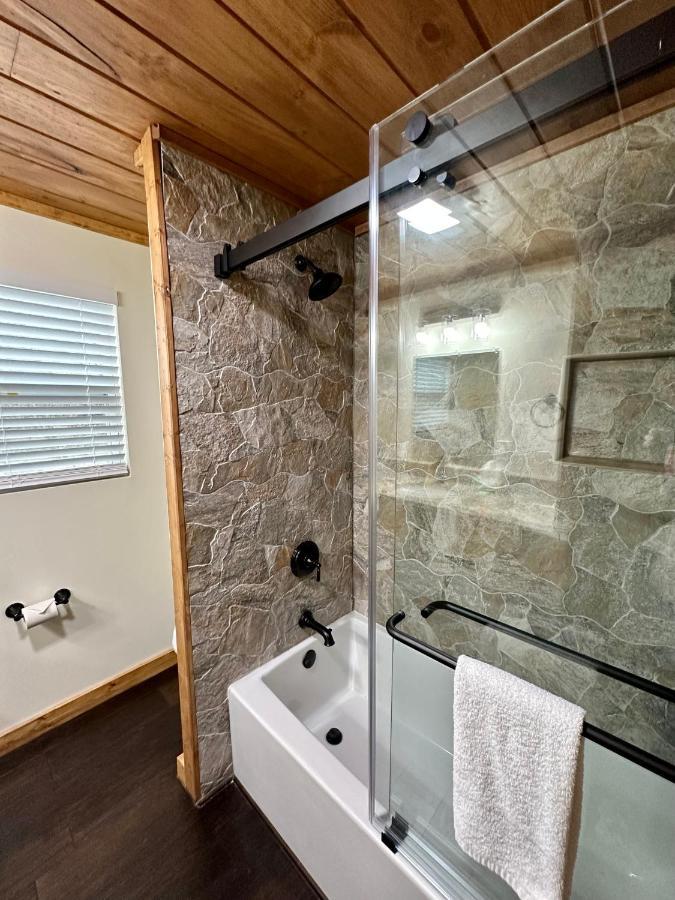 Creekfront Lodge: Brand New! ピジョンフォージ エクステリア 写真