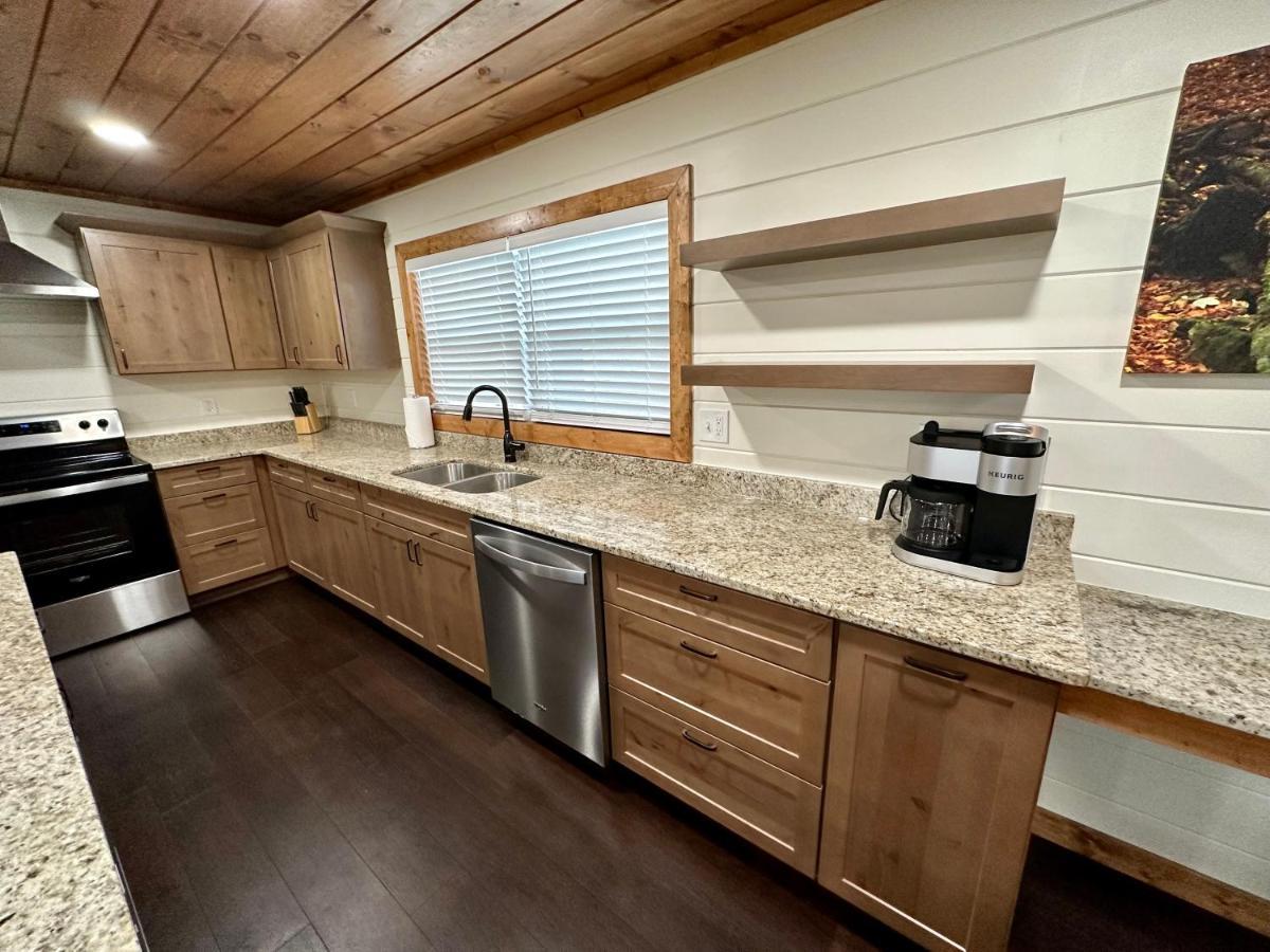 Creekfront Lodge: Brand New! ピジョンフォージ エクステリア 写真