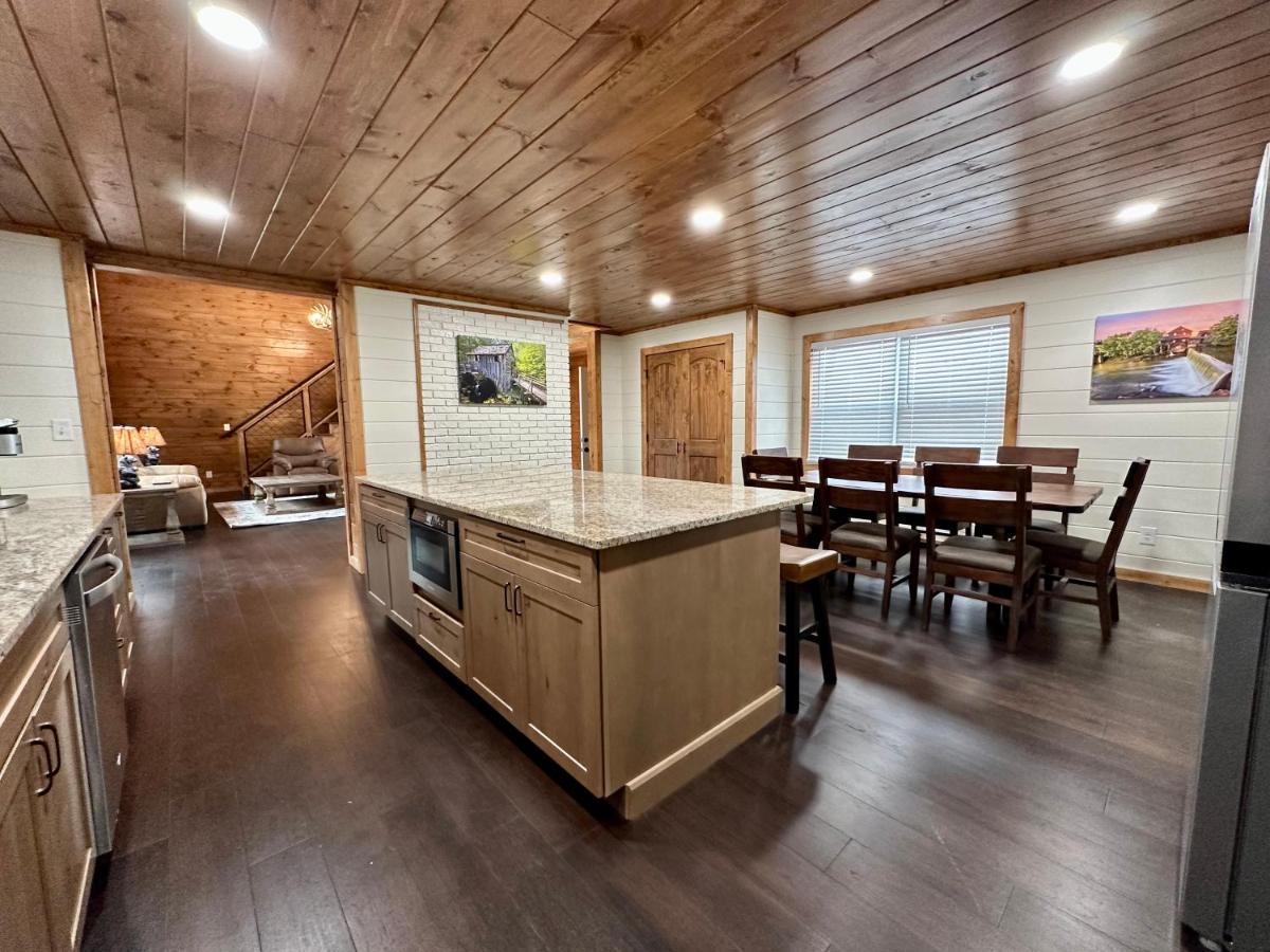 Creekfront Lodge: Brand New! ピジョンフォージ エクステリア 写真