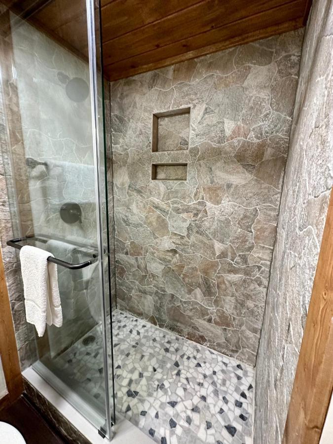 Creekfront Lodge: Brand New! ピジョンフォージ エクステリア 写真