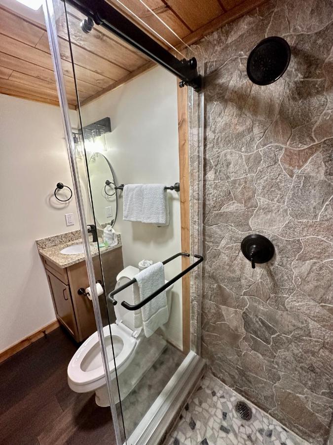 Creekfront Lodge: Brand New! ピジョンフォージ エクステリア 写真