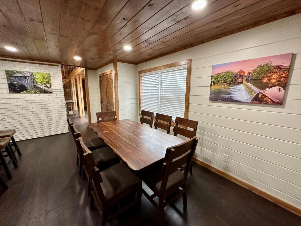 Creekfront Lodge: Brand New! ピジョンフォージ エクステリア 写真