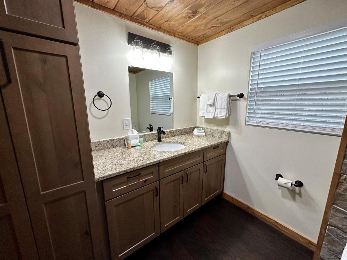Creekfront Lodge: Brand New! ピジョンフォージ エクステリア 写真