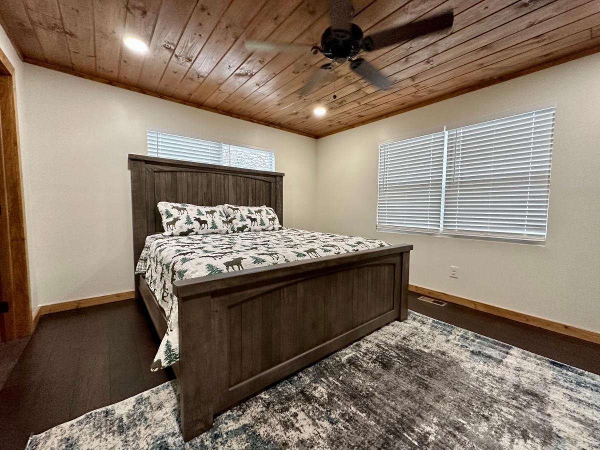 Creekfront Lodge: Brand New! ピジョンフォージ エクステリア 写真