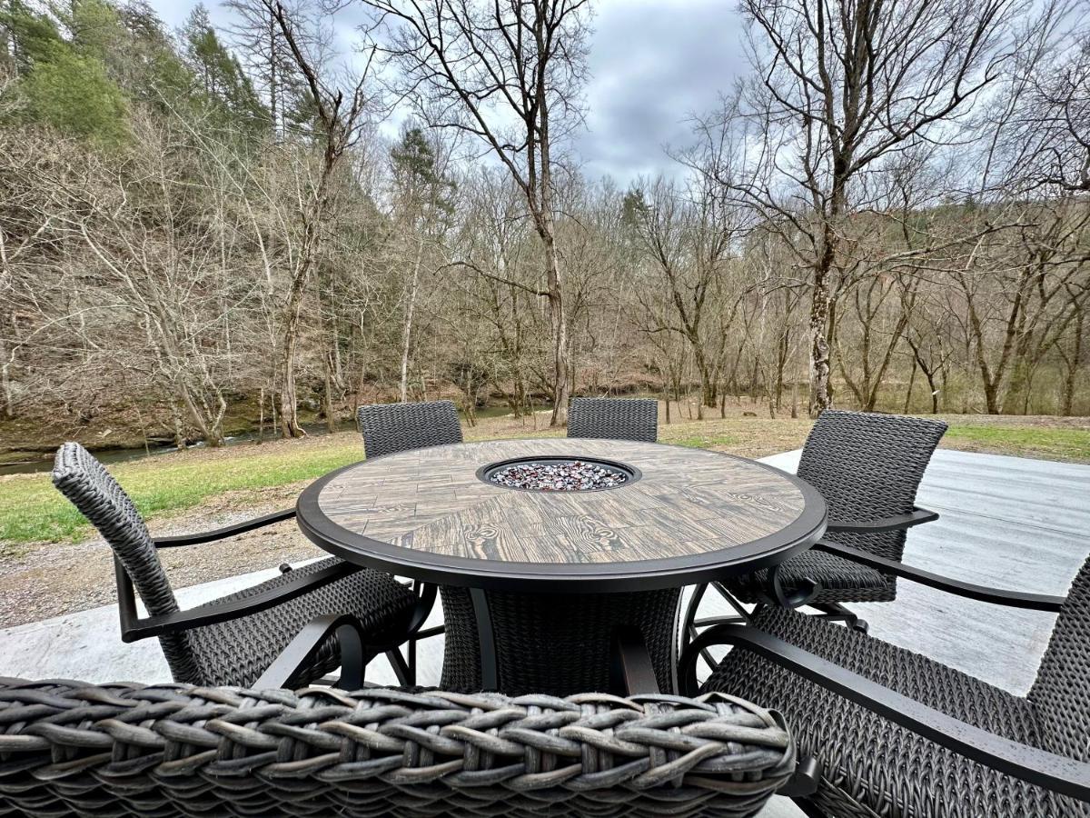 Creekfront Lodge: Brand New! ピジョンフォージ エクステリア 写真